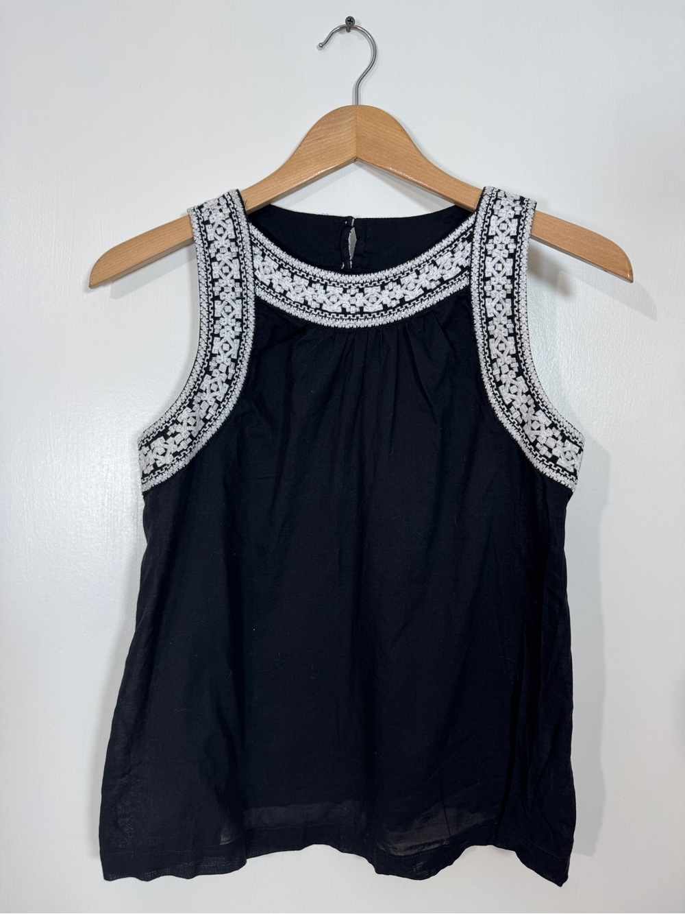 WSH121 {Old Navy} Black White Embroidered Cotton Tank Top